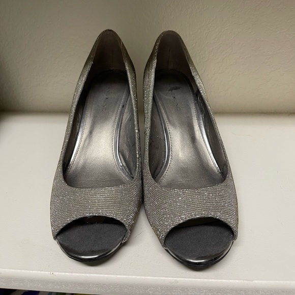 Bandolino Platinum Wedges - Picture 1 of 3